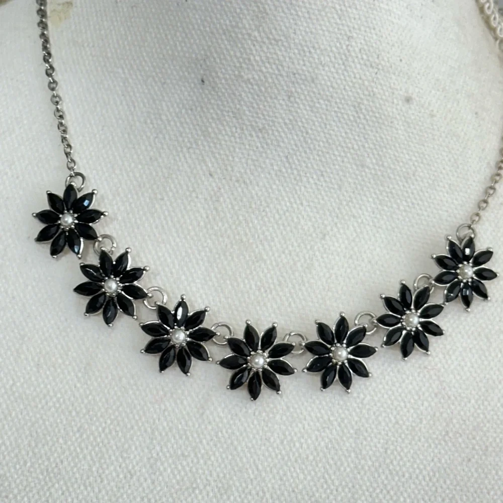 Elegant Black and Silver Floral Necklace and Earring Set - Picture 5 of 5
